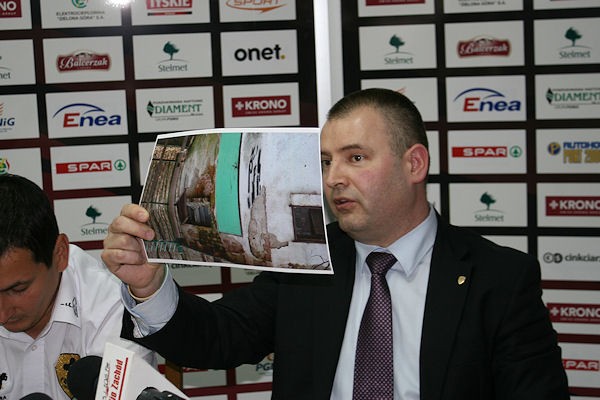 Konferencje w sprawie umowy na dzierżawę stadionu