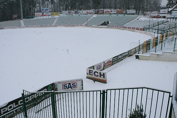Stadion przy W69 w zimowej scenerii
