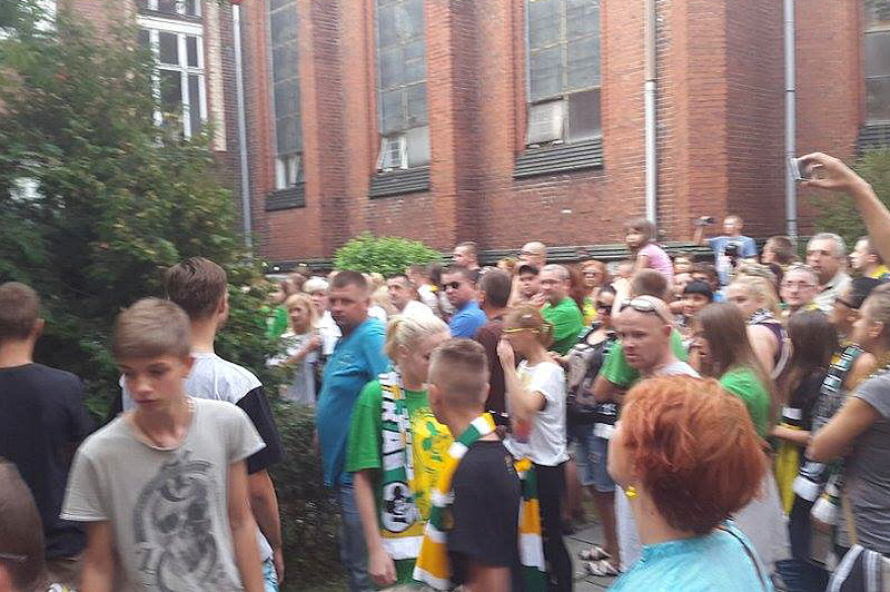 Kibice pod szpitalem dla Darcy Warda